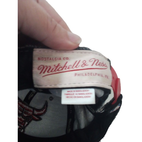 Men's Chicago Bulls Gray Nose Snapback Hat - Picture 8 of 16